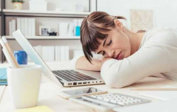 Dormir de dia é tão saudável como reduzir o consumo de álcool e sal