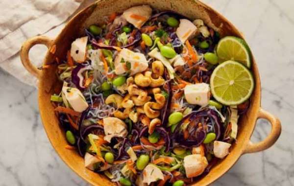 Salada Tailandesa Low‐Carb de Noodles e Frango