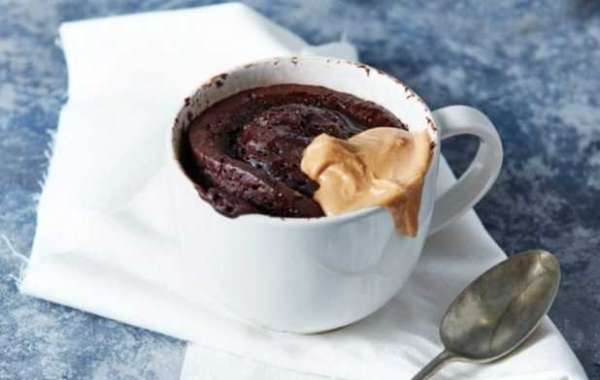 Bolo da manteiga de amendoim na caneca