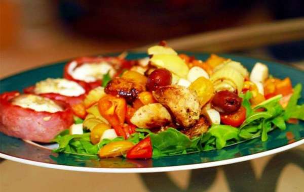 Antipasto salada e cogumelos recheados