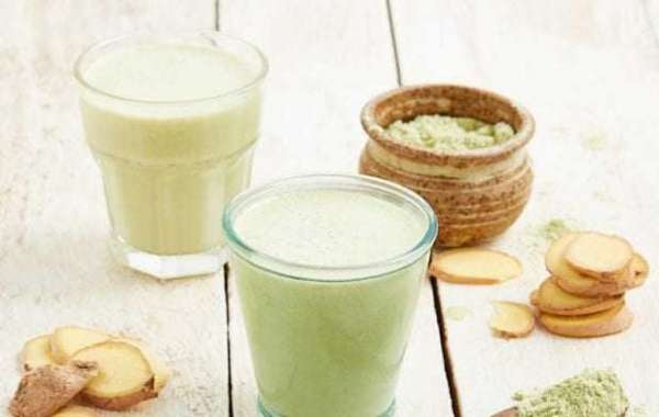 Smoothie de whey de matcha, pessego e gengibre