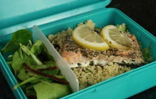 Salmon Meal Duas maneiras com uma salada de cuscuz