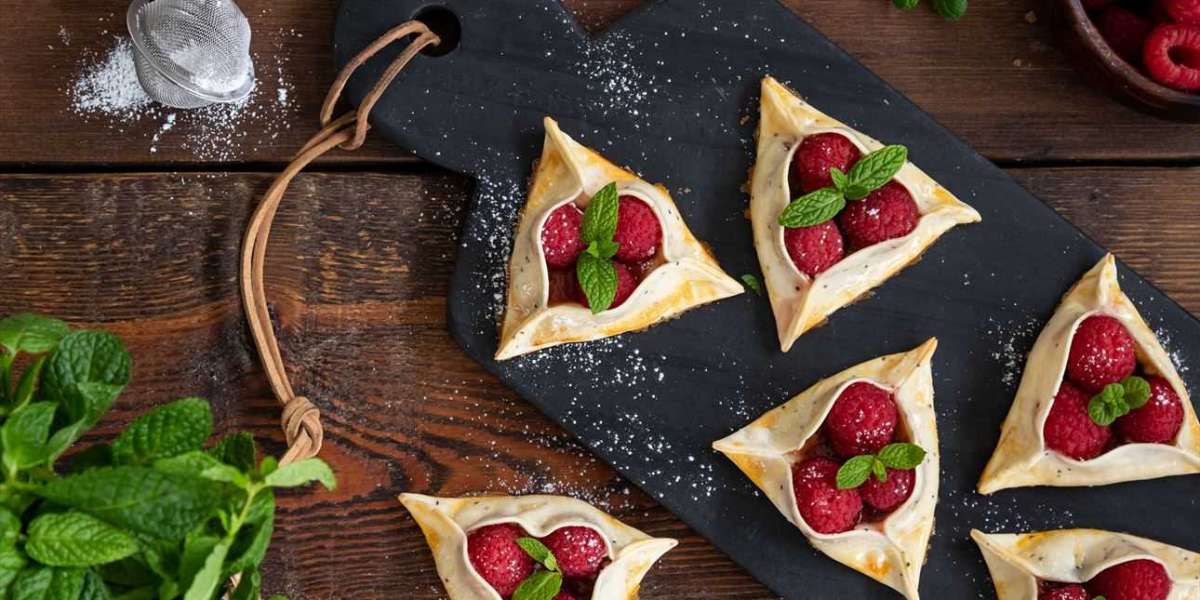 Tortinhas fitness cheias de creme de queijo e framboesas