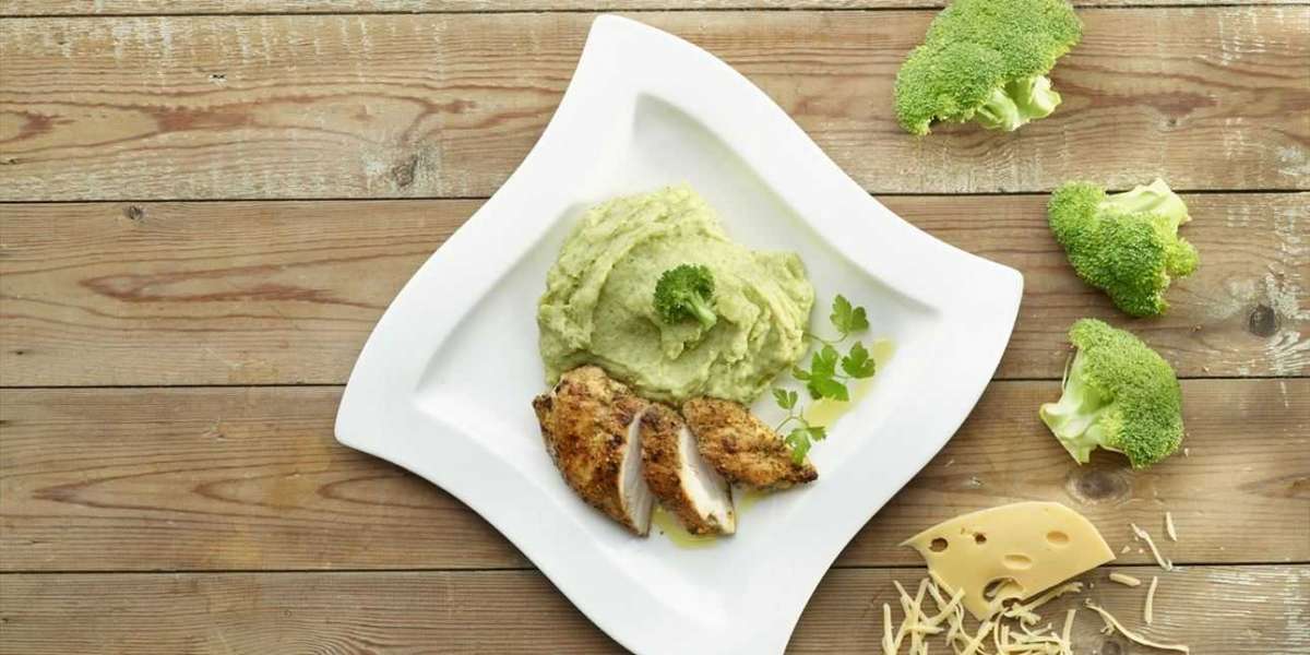 Frango com ervas purê de brócolis e whey