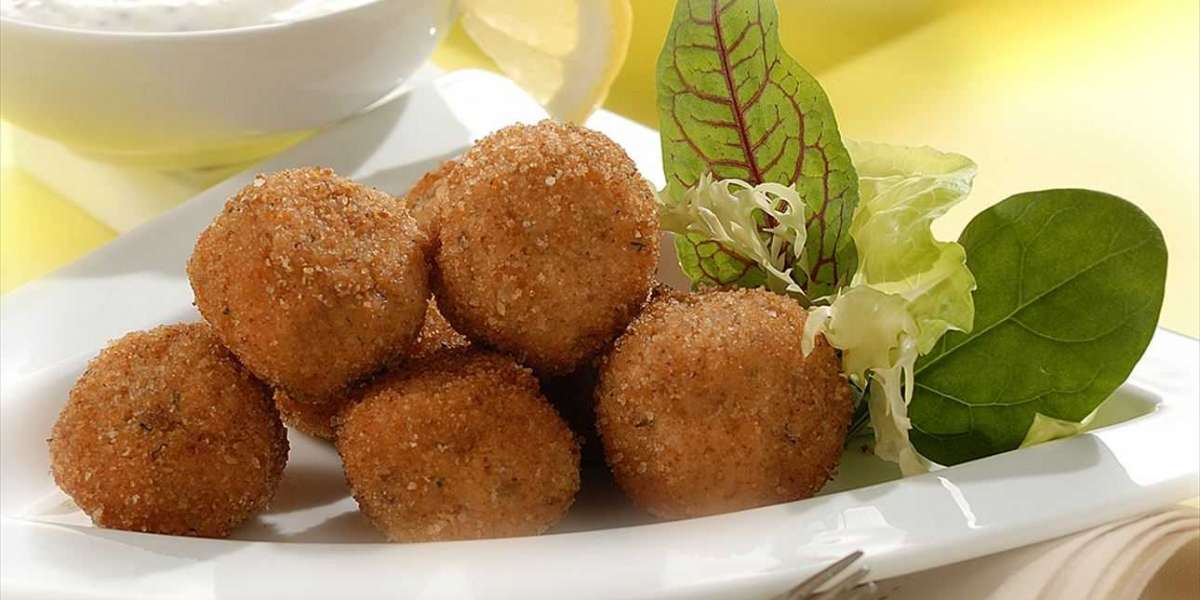 Croquetes de salmão com molho de mostarda