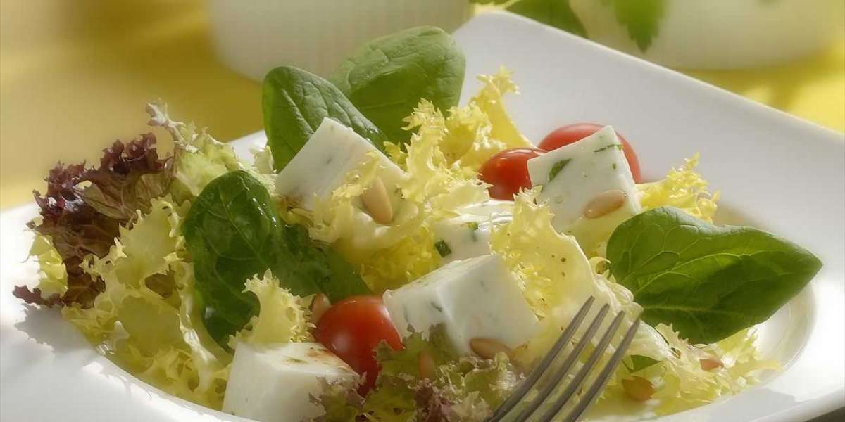 Salada com Whey e pudim de iogurte