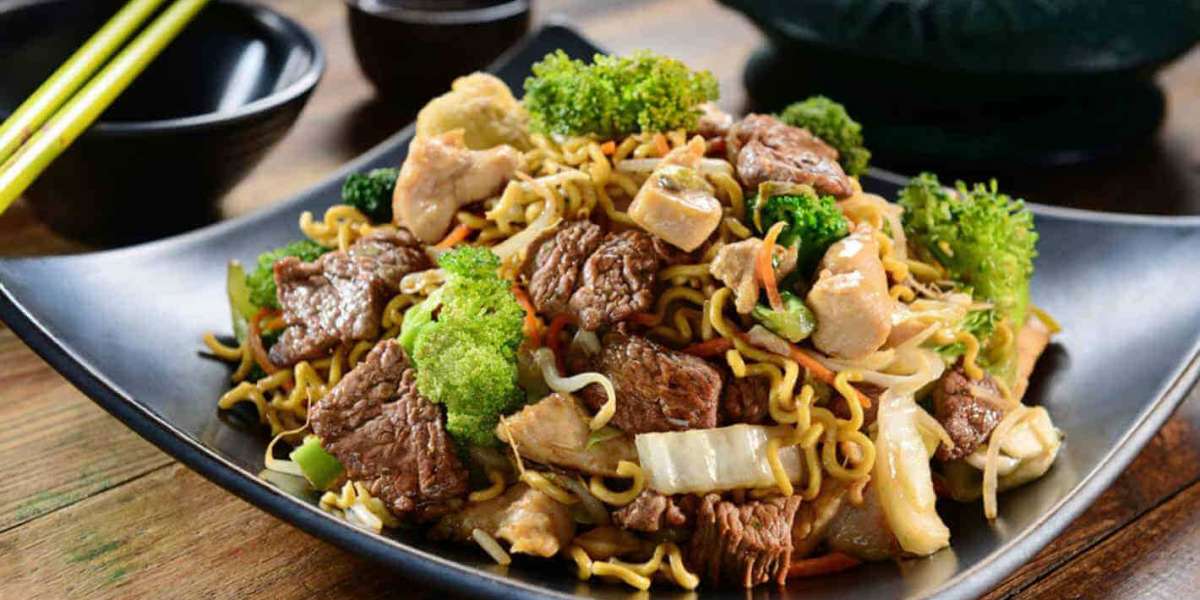 Yakissoba fit com curry salmão fresco marinado e brócolis