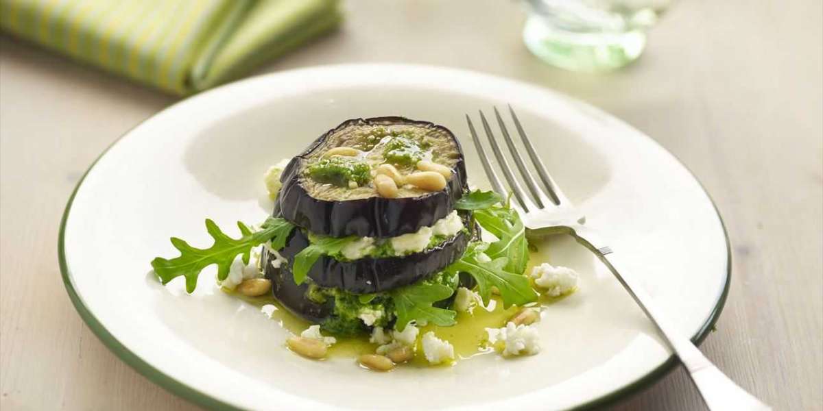 Salada de berinjela e pesto com queijo de cabra