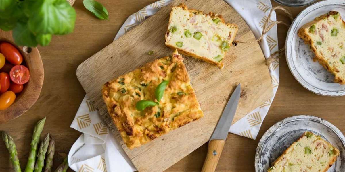 Torta de batata, whey, presunto e queijo com espargos