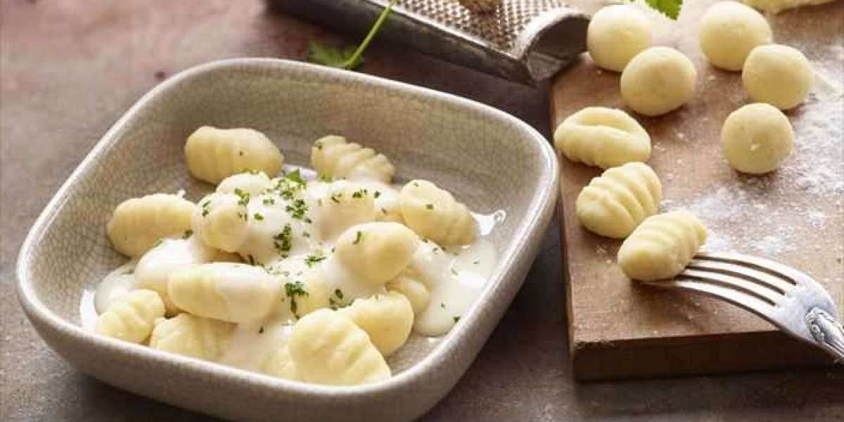 Gnocchis caseiros com molho de queijo e whey