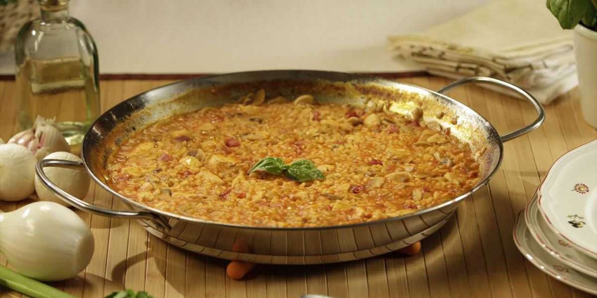 Paella de arroz com frango e tomate