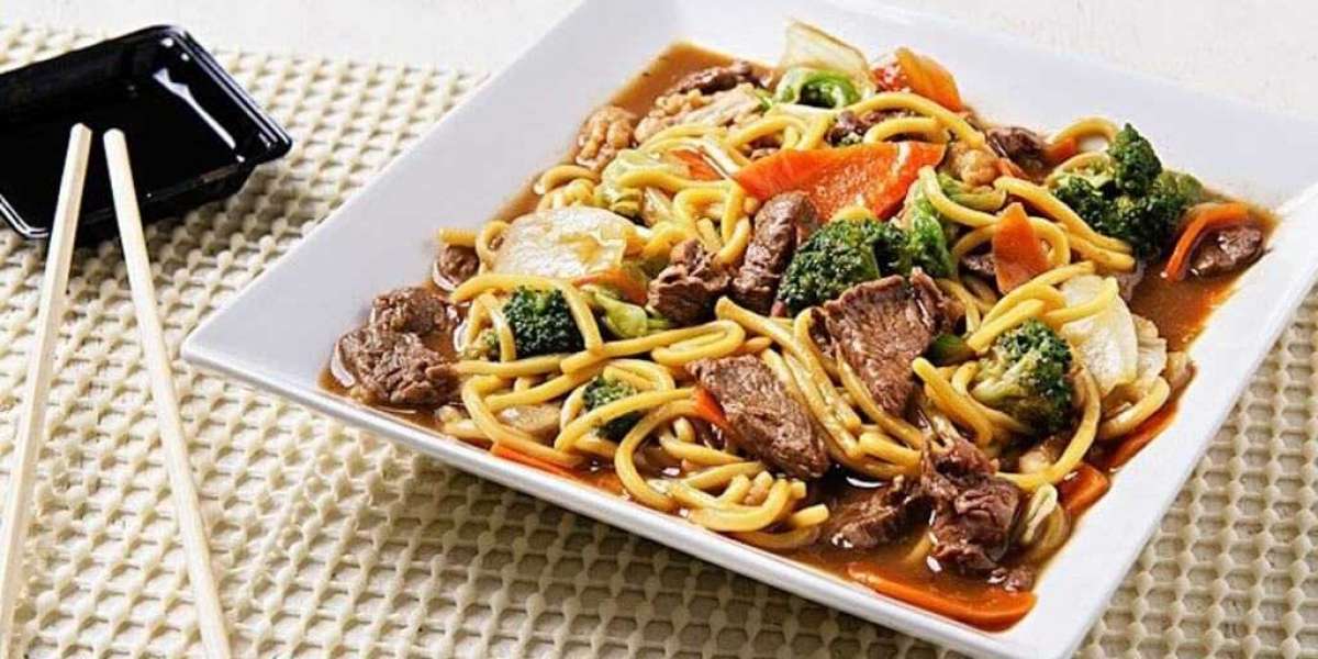 Yakissoba com curry com salmão fresco marinado e brócolis