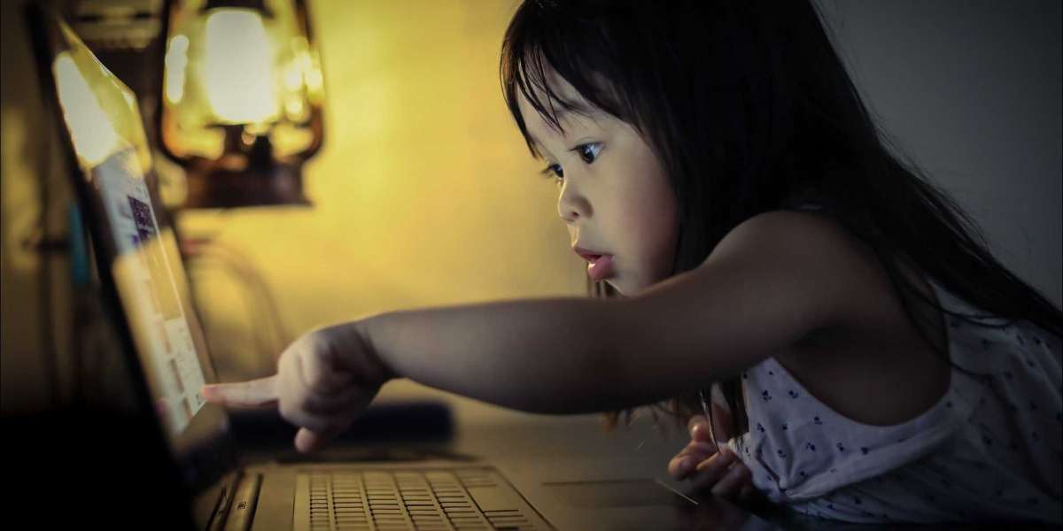 Mais da metade dos pais, acha que a Internet não é risco às crianças