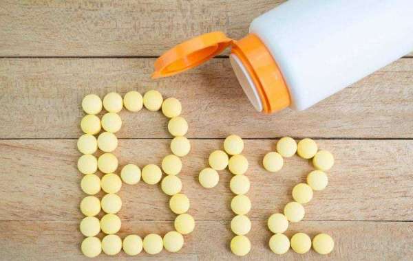 Qual é a importância da vitamina B12, presente na carne, peixe e ovos?