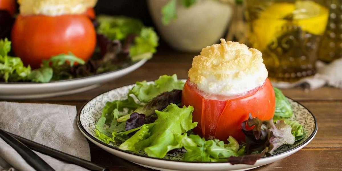 Tomate com ovo, atum e molho de queijo receita Fitness