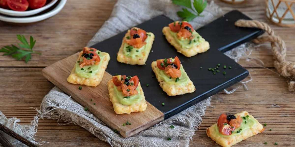 Canapés de purê de batata com salmão defumado abacate e whey