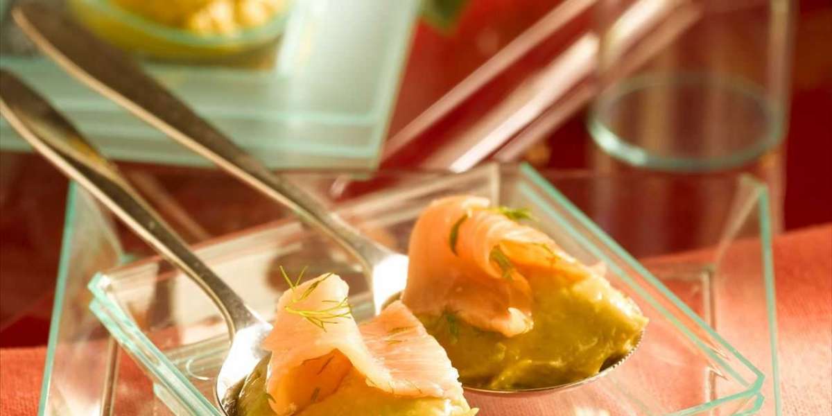 Colher de guacamole com salmão e endro