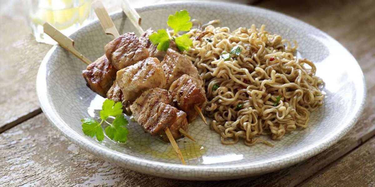 Espetos de carne com Yakisoba Fitness