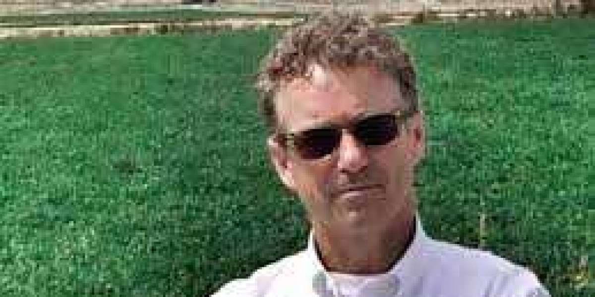 Rand Paul posa em frente ao data center da NSA que promete destruir