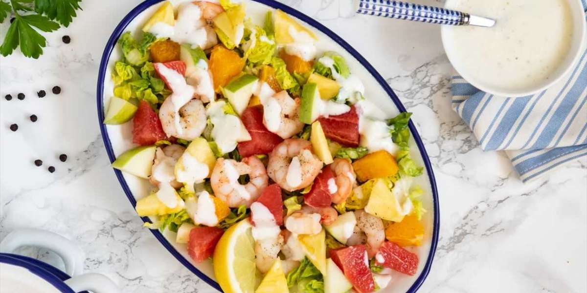 Salada de frutas e camarão com molho de iogurte e whey