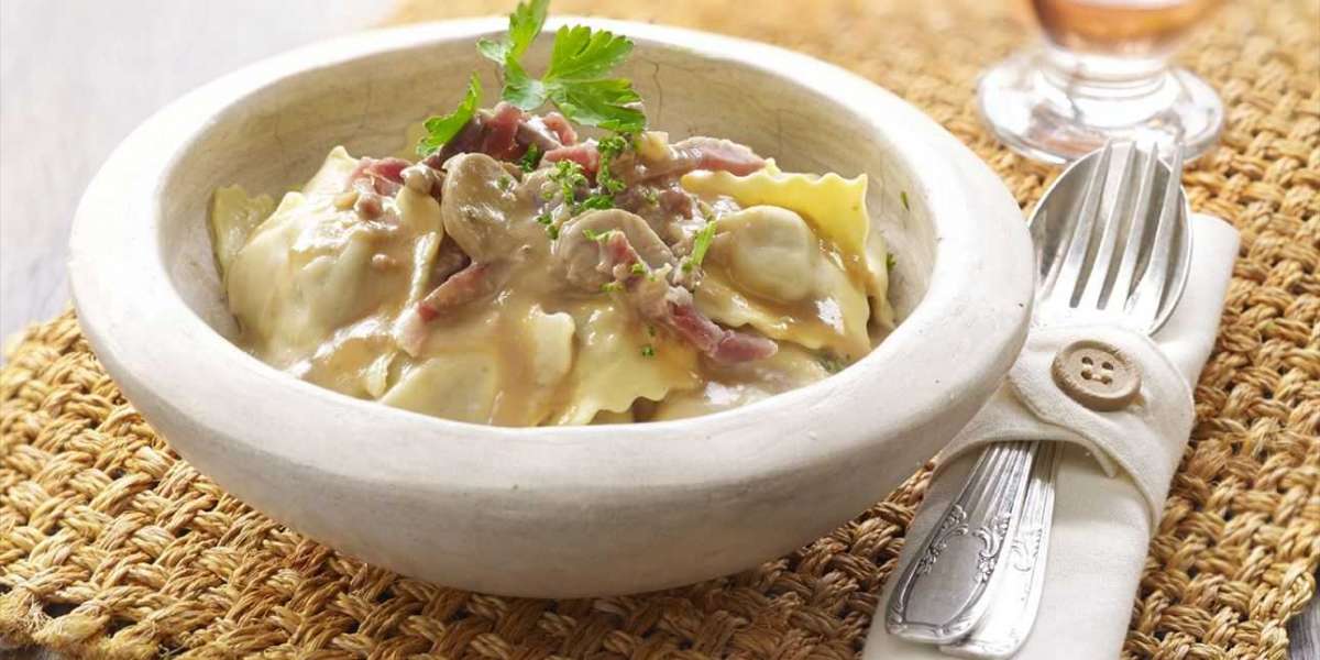 Ravioli com molho de cogumelos presunto e whey