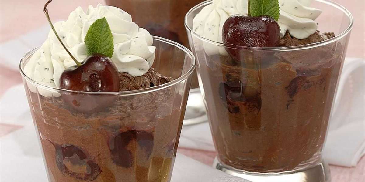 Mousse de chocolate com whey, menta e cerejas