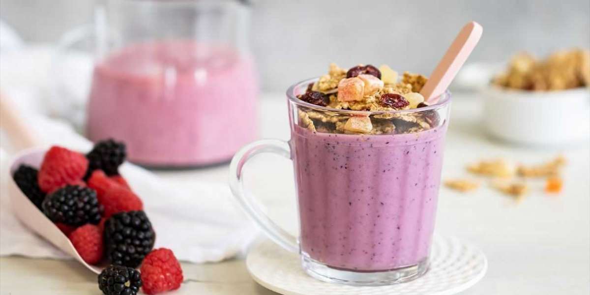 Smoothie de iogurte e whey com frutas vermelhas e cereais