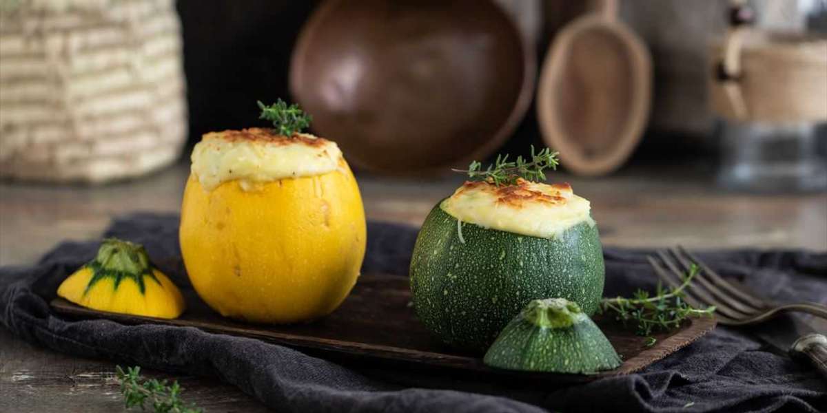 Abobrinha recheada com purê de batata whey e queijo