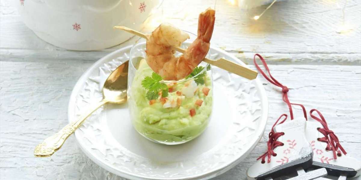 Aperitivo de guacamole purê de batata com camarão e whey