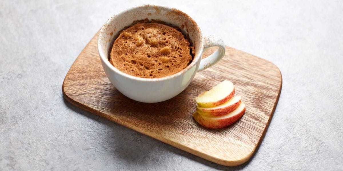 Bolo de maçã proteico na caneca