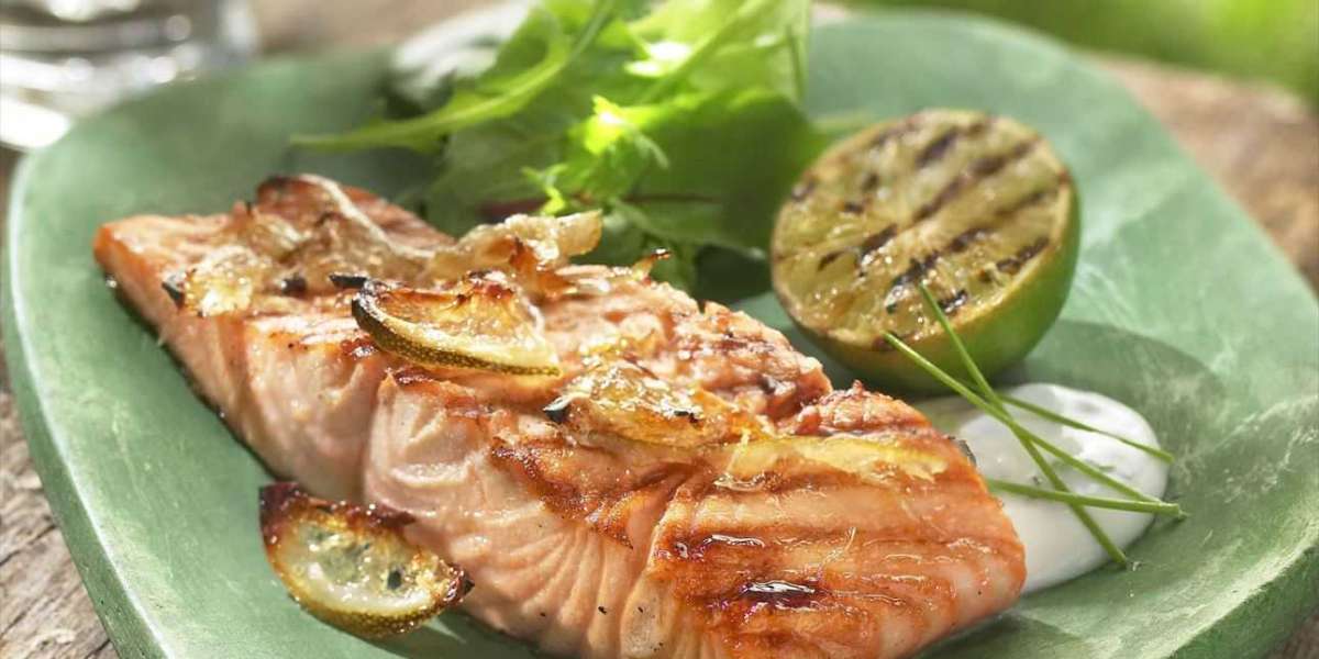 Salmão com limão e molho leve de ervas e whey