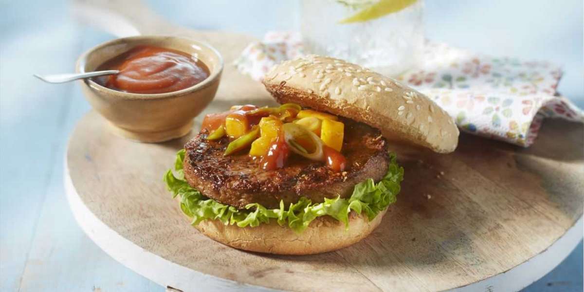 Hambúrguer com molho de curry manga e tomate