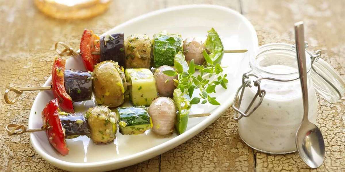 Espetos de vegetais com molho de iogurte e whey