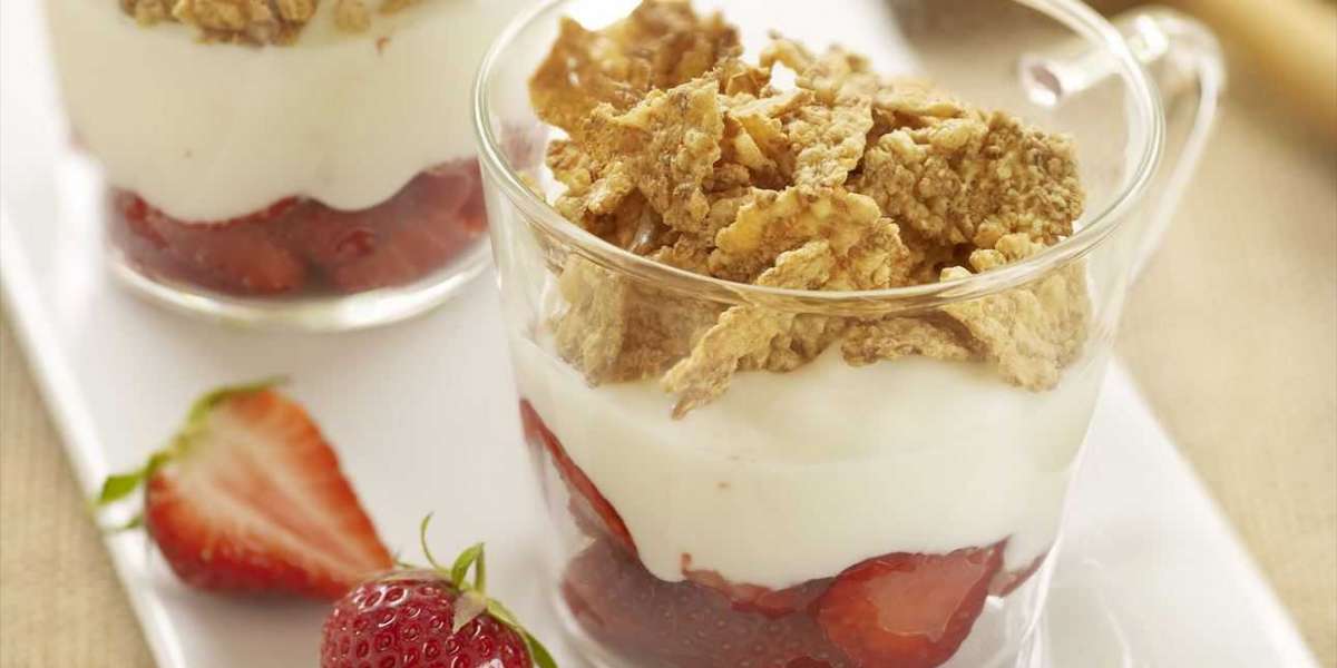 Copos de iogurte com morangos whey e cereais