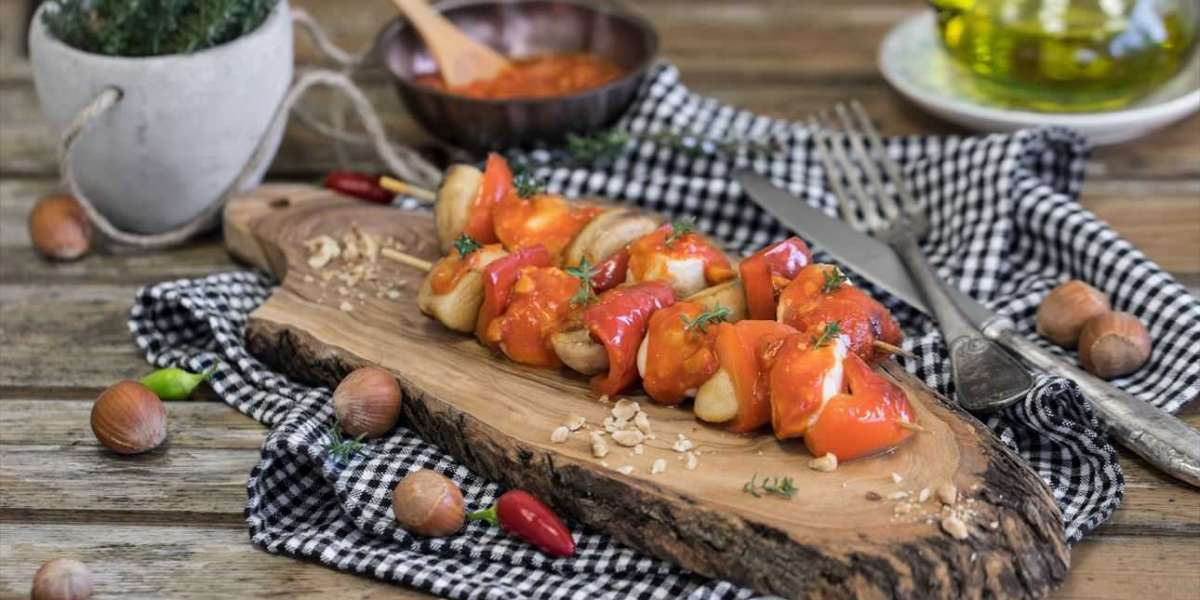 Espeto de frango e legumes com molho de tomate e amêndoas