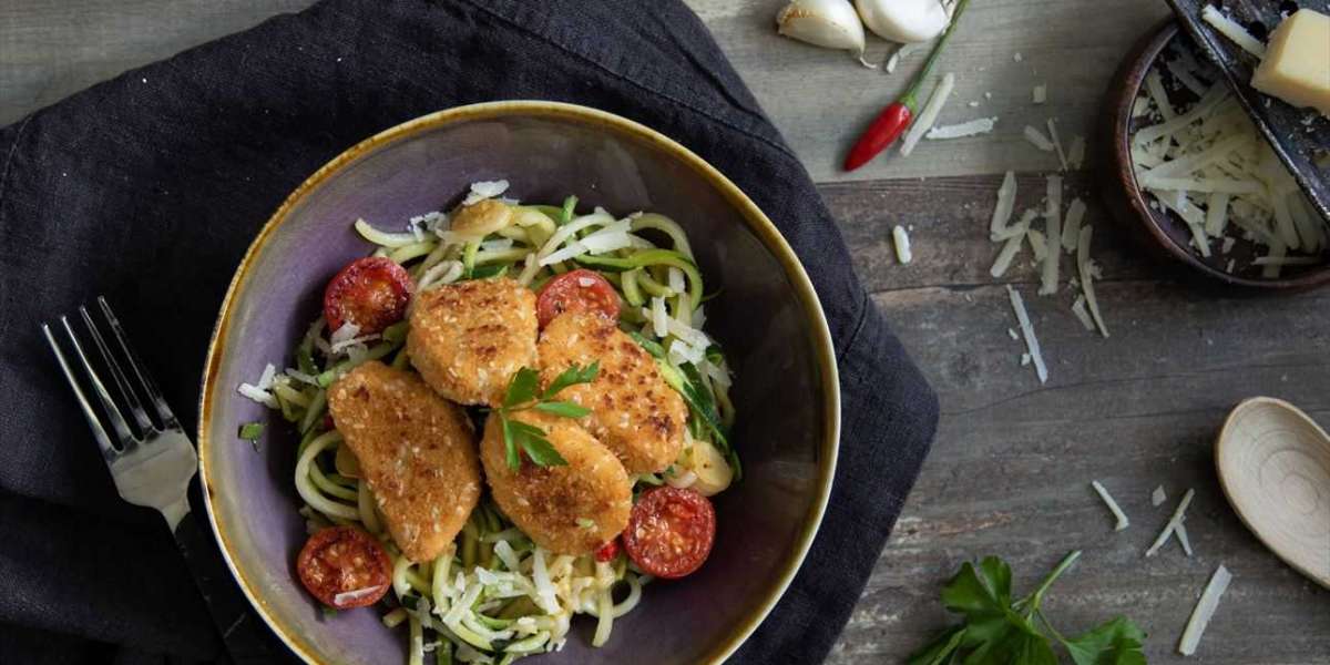 Salada fitness de Espaguete de Abobrinha e Nuggets