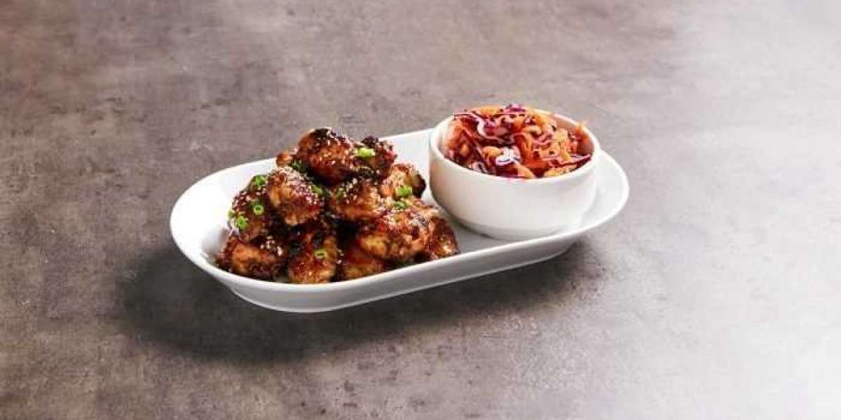 Asas de frango Chinesas e salada de repolho