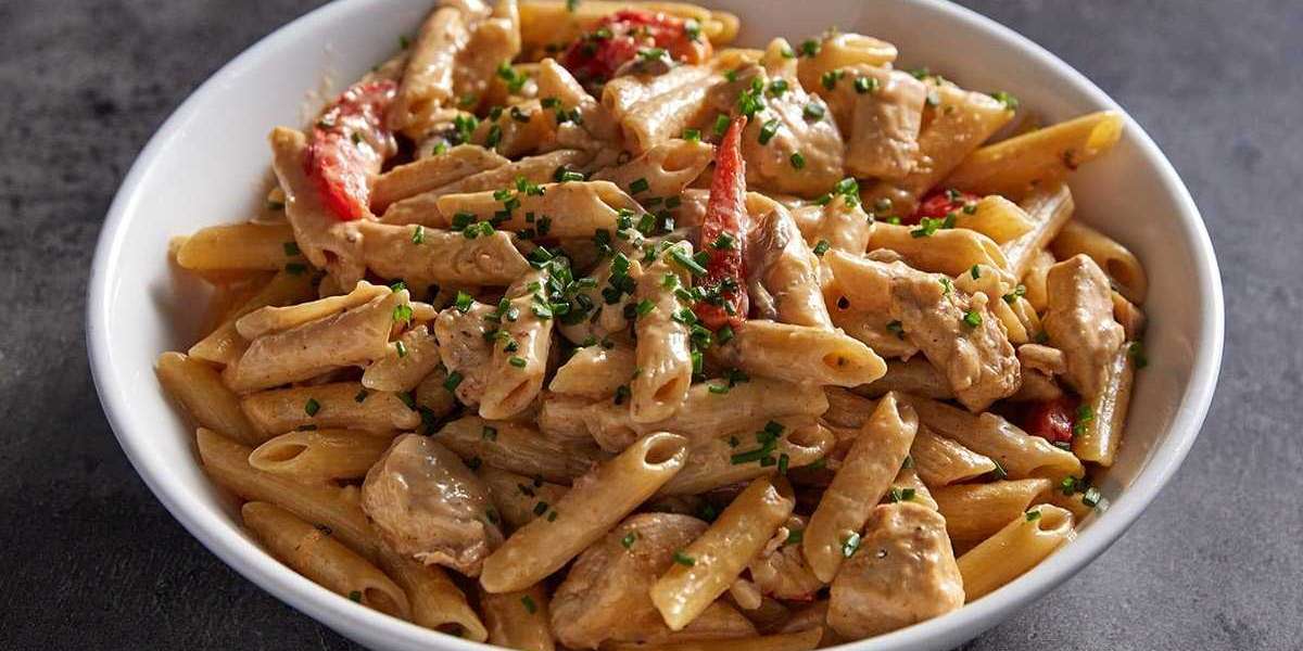 Macarrão fitness com frango cajun cremoso