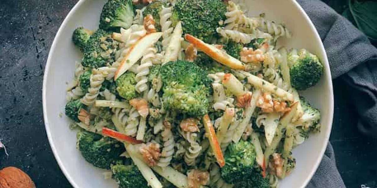 Salada de Massa com Brócolis, Nozes e Maçã