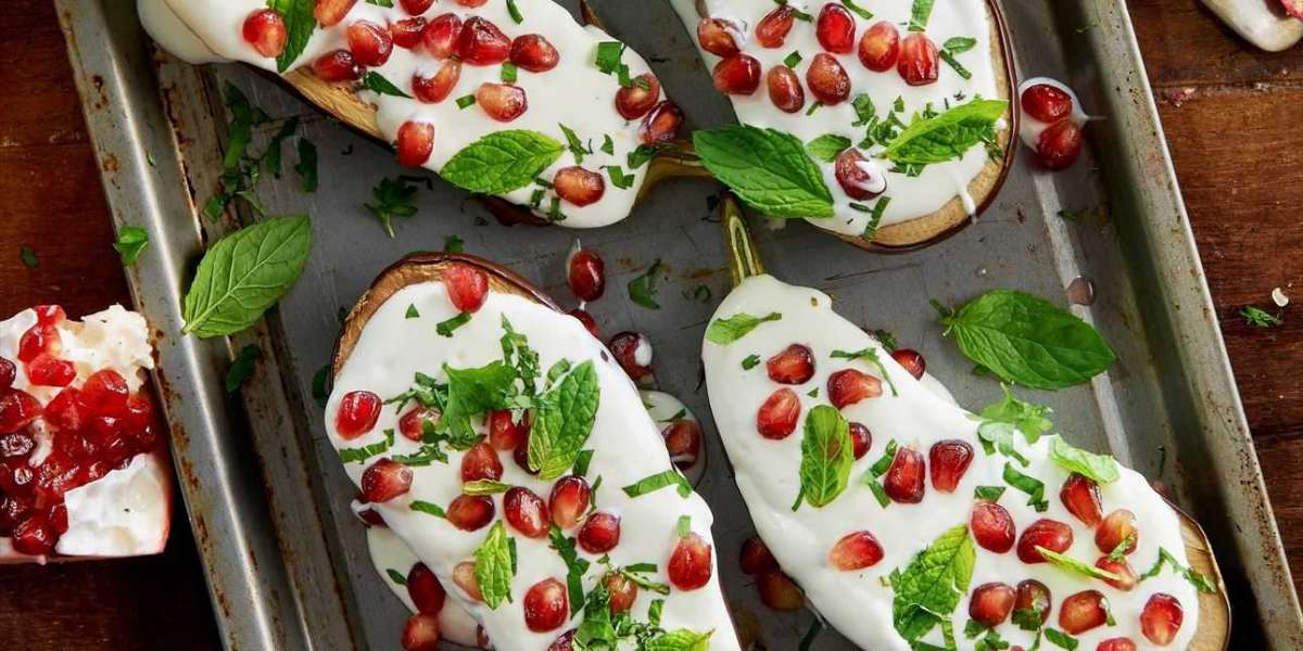 Beringela assada com molho de iogurte e romãs