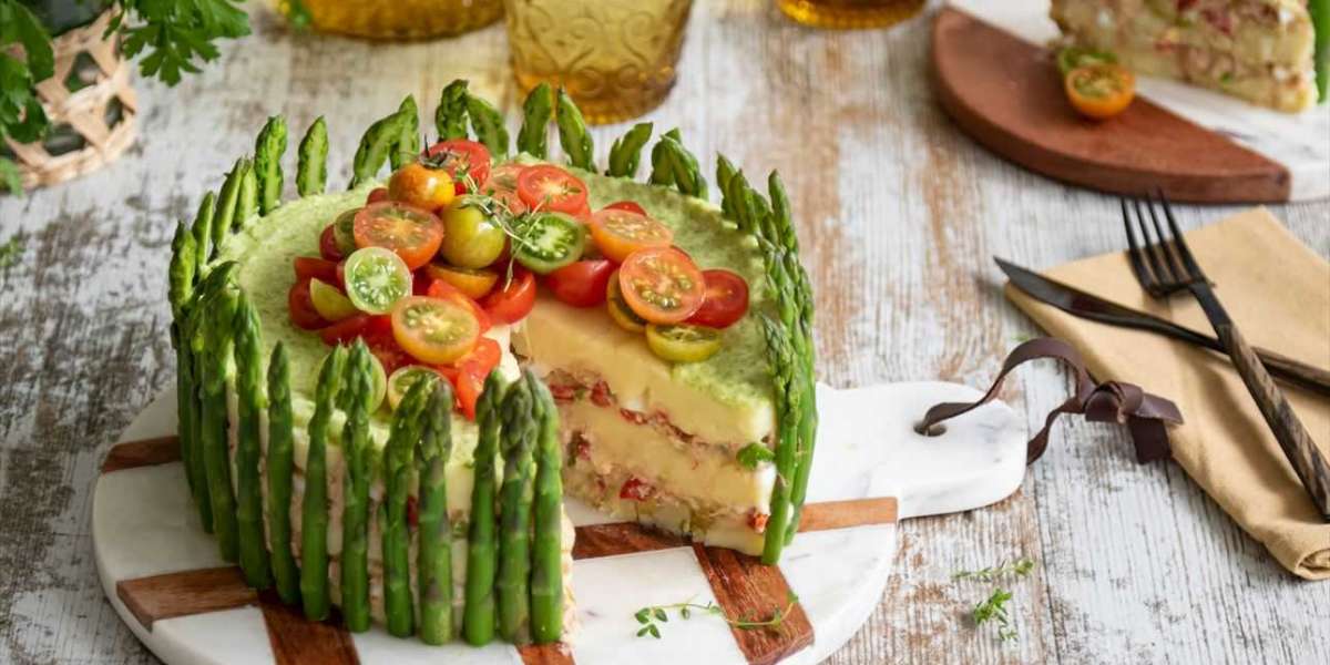Bolo de batata e atum, aspargos e tomate cereja
