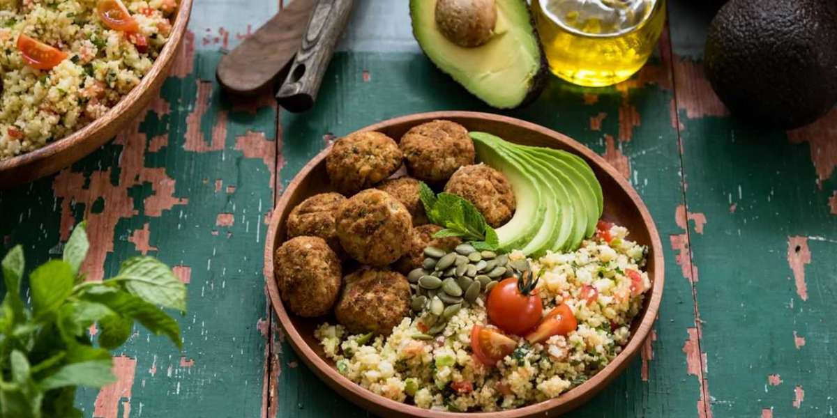 Falafel com salada de cuscuz, abacate sementes de abóbora e whey