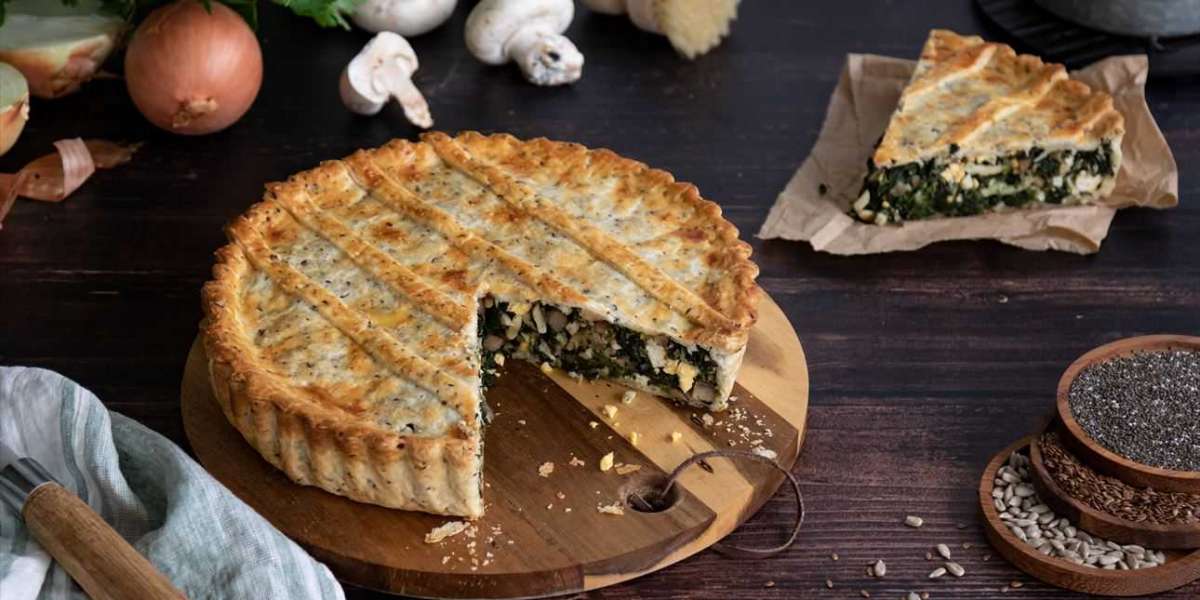Torta de espinafre com massa folhada de sementes, recheada com cogumelos, whey, ovo cozido e queijo