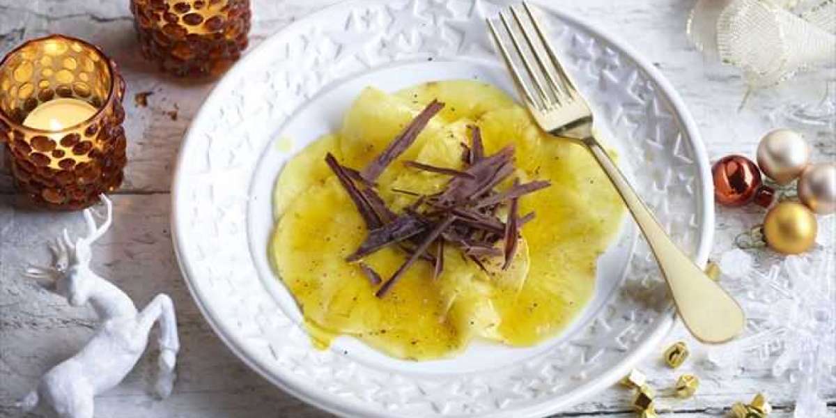 Carpaccio de abacaxi com whey e pepitas de chocolate amargo