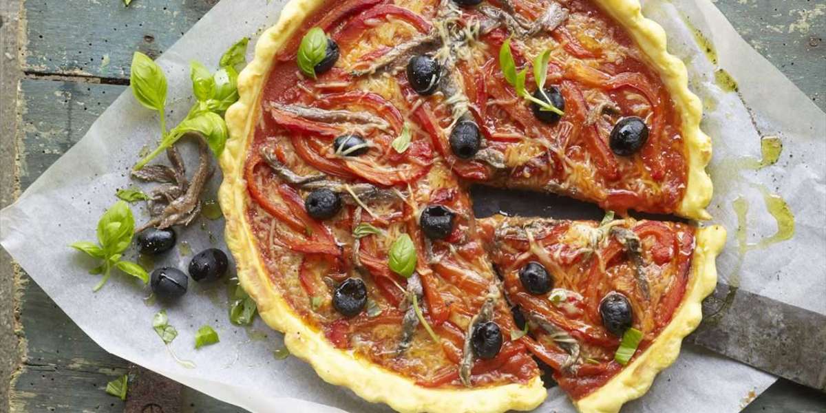 Pizza de purê de batata com whey, pimentão e anchovas