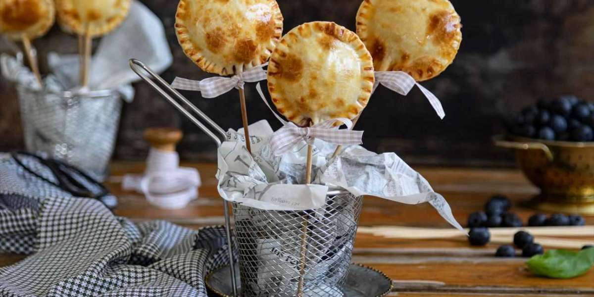 Pirulito do monstro com queijo whey e geléia de mirtillo