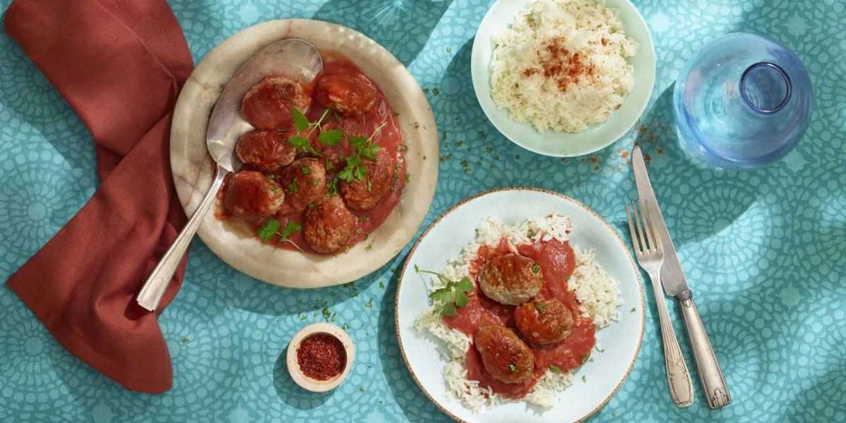 Kofta com molho de tomate e arroz