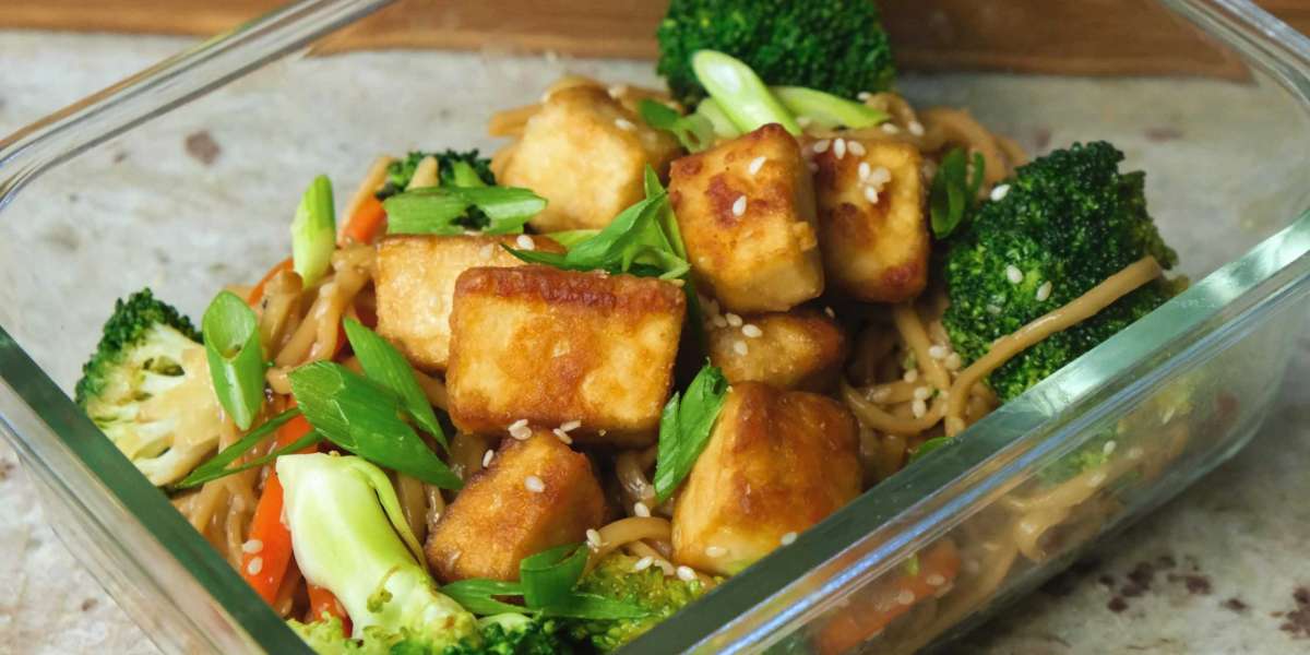 Macarrão teriyaki e tofu crocante