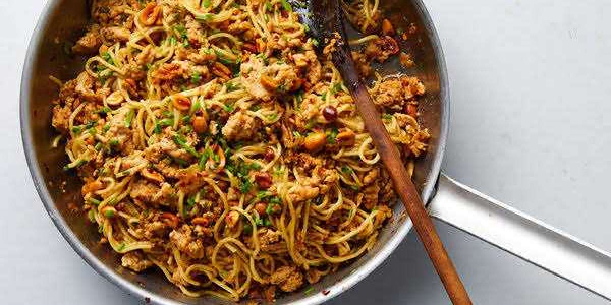 Macarrão fitness cremoso de frango com amendoim
